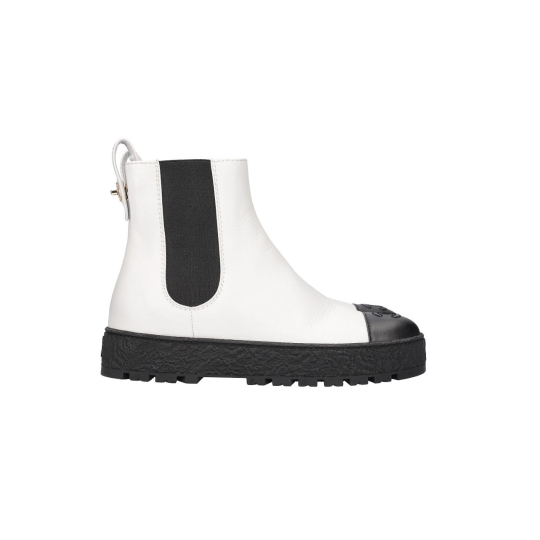 Boots Black & White FW21/22