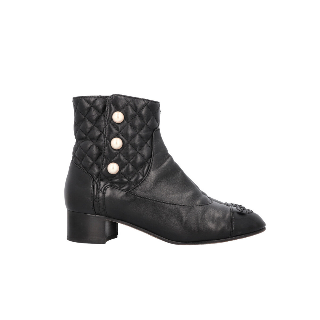 Quilted Pearl Boots Leather Black